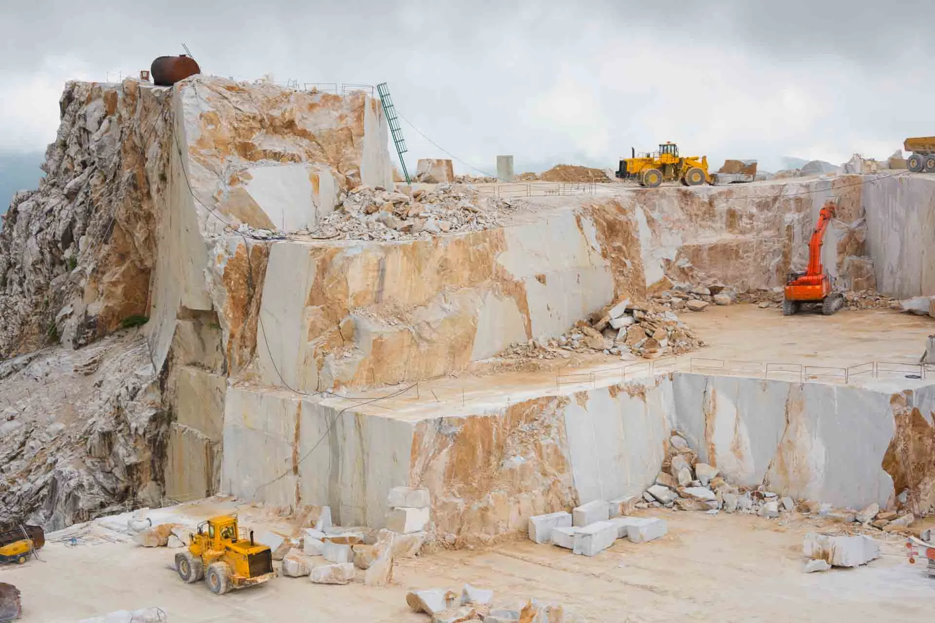 Carrara-marmorbrud med store stenblokke og arbejdsmaskiner