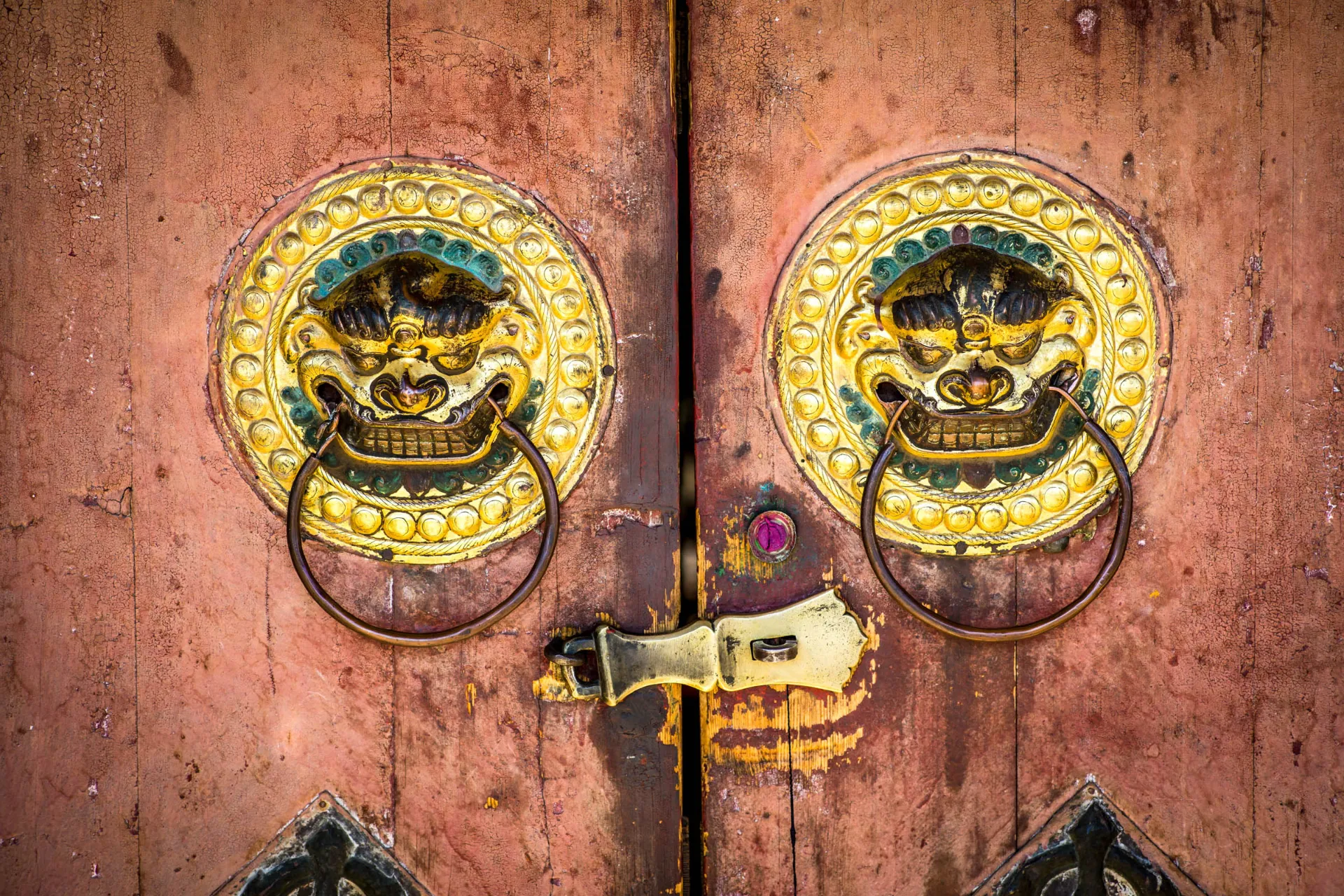 Dekorative løvehoved-dørhåndtag – traditionelt symbol på beskyttelse i kinesisk og mongolsk arkitektur