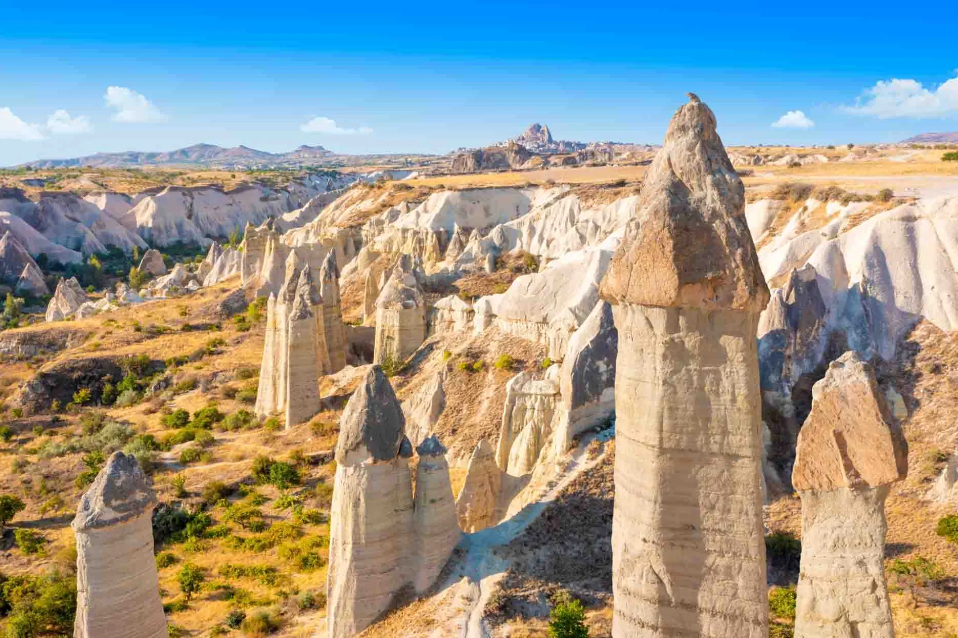 Fairy chimneys i Kappadokien nær Göreme, Tyrkiet – et unikt landskab formet af vind og vand gennem tusinder af år