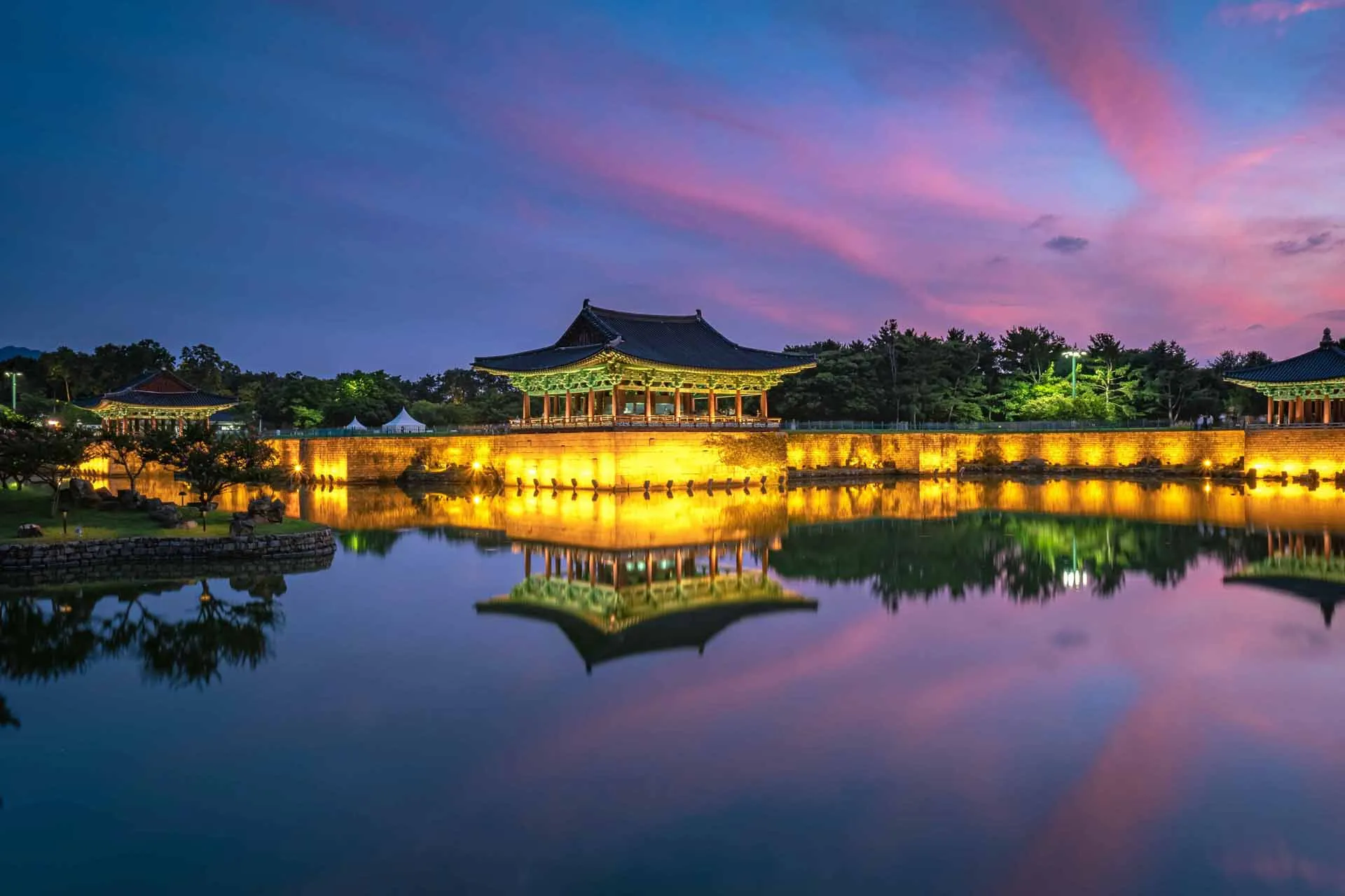 Donggung-paladset og Wolji-dammen i Gyeongju spejler sig smukt i solnedgangen Donggung-paladset og Wolji-dammen i Gyeongju spejler sig smukt i solnedgangen