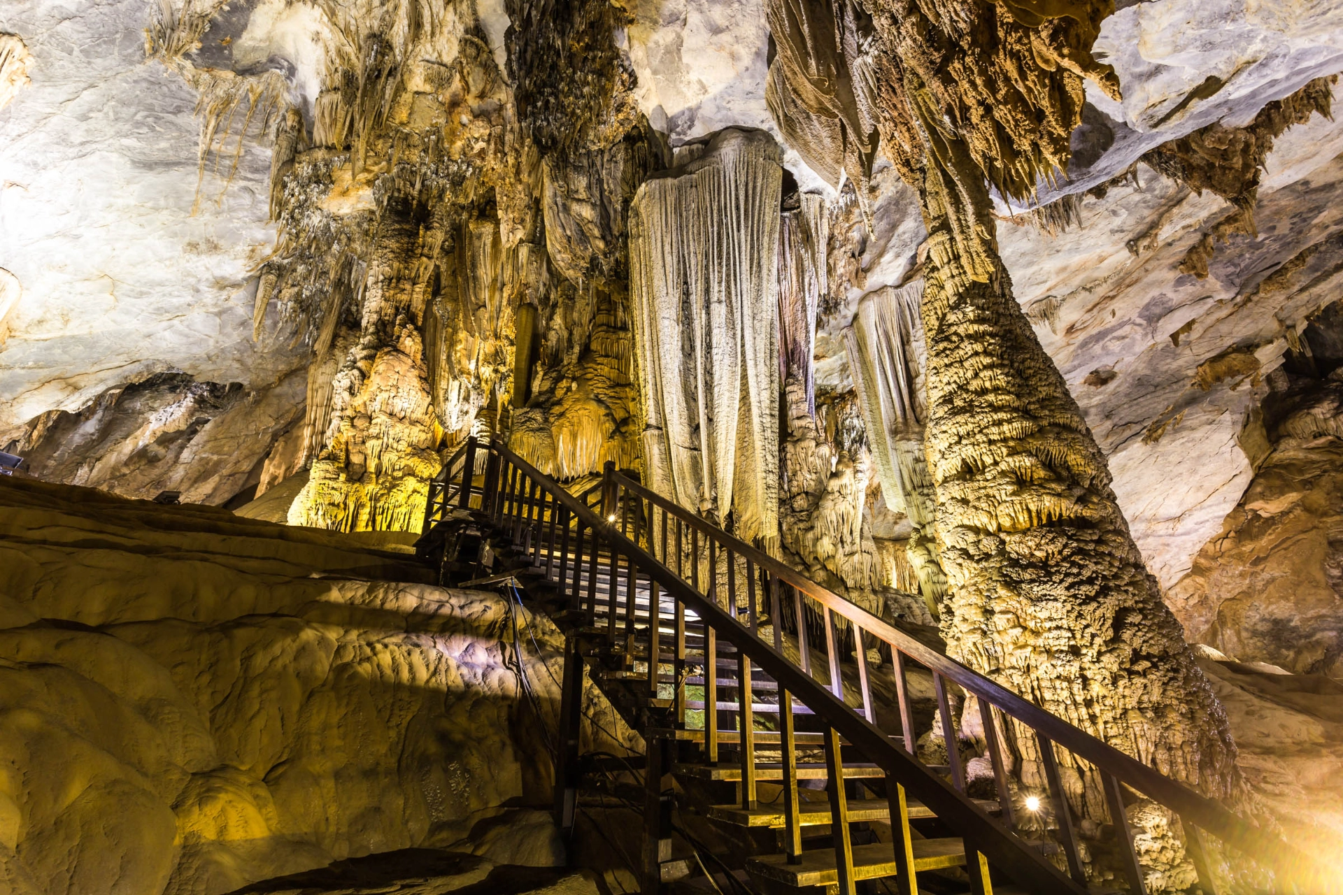 Den magiske Paradis-grotte i Dong Hoi