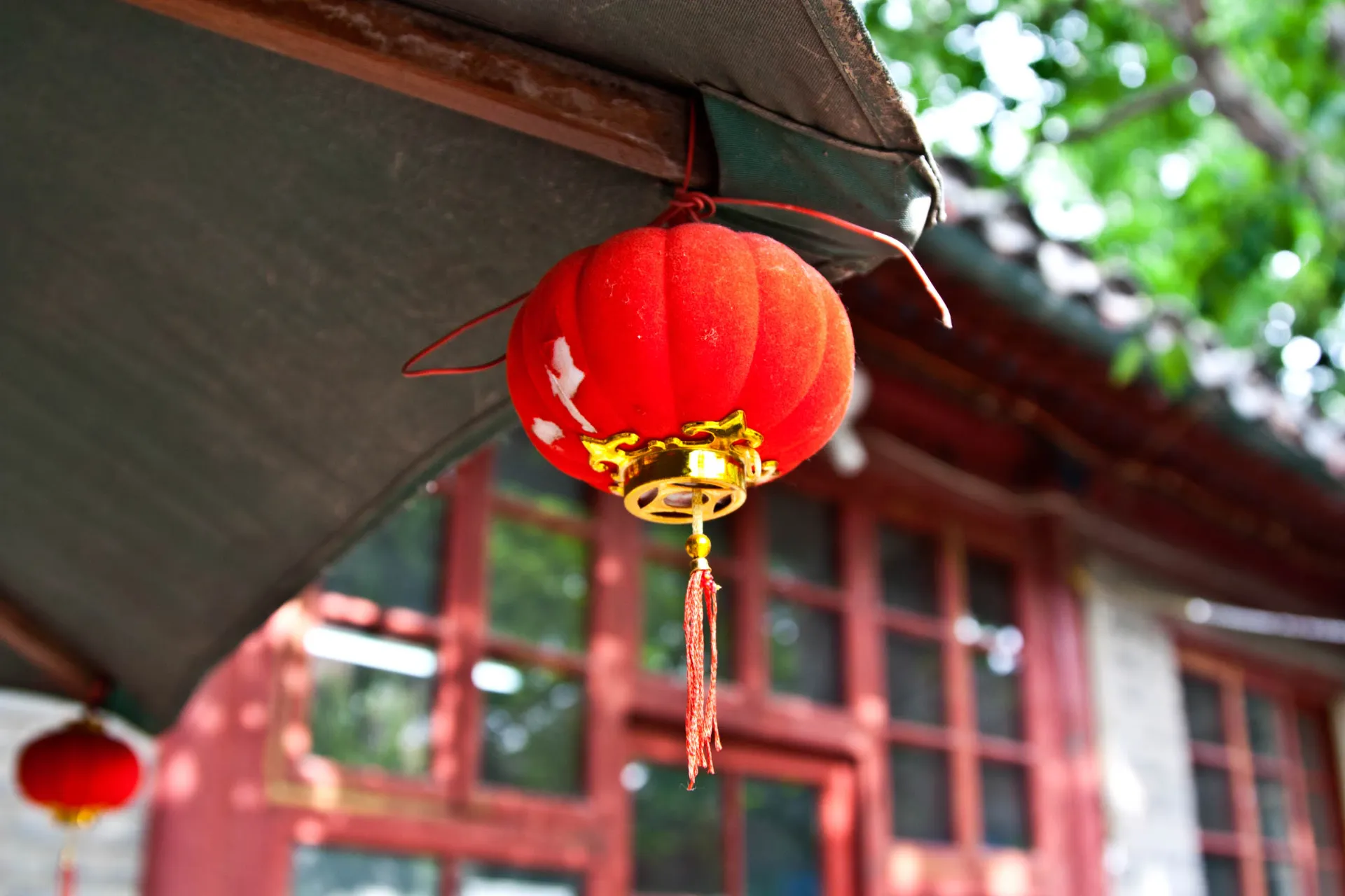 Rød kinesisk lanterne – symbol på lykke og fest i Kina