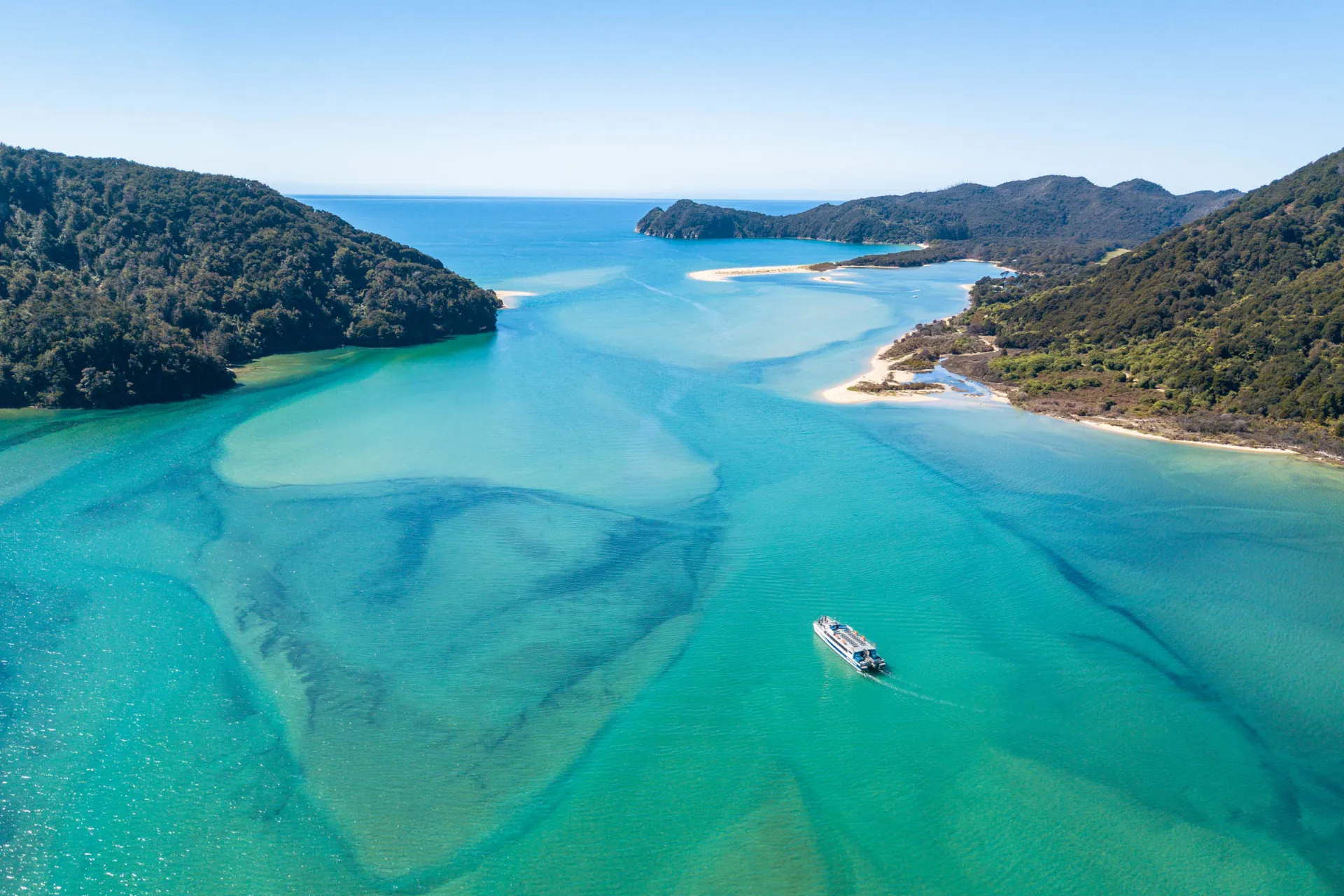 Abel Tasman National Park med krystalklart vand og gyldne sandstrande Abel Tasman National Park med krystalklart vand og gyldne sandstrande