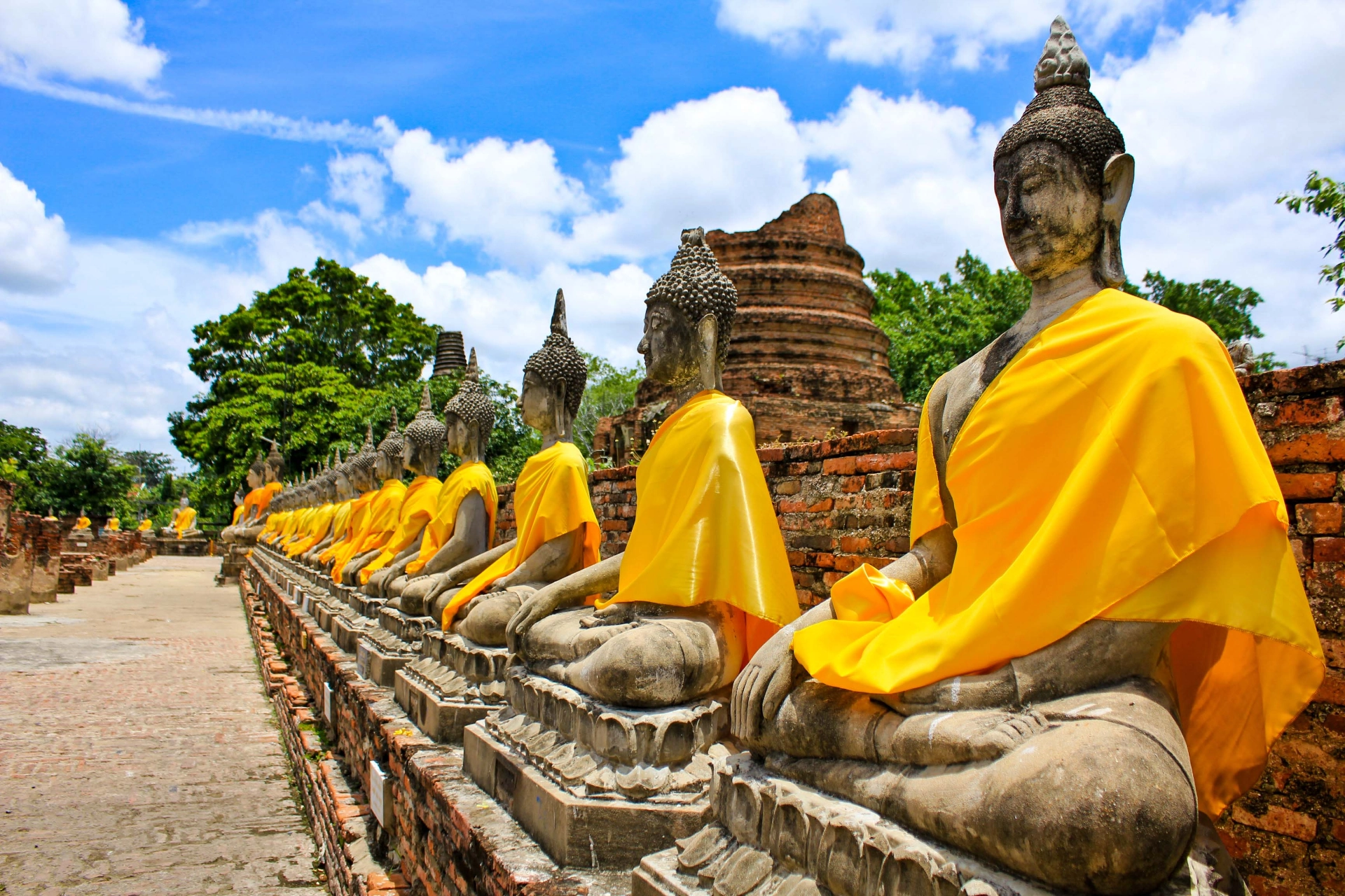 Siddende Buddha-statuer ved Wat Yai Chai Mongkhon i Ayutthaya