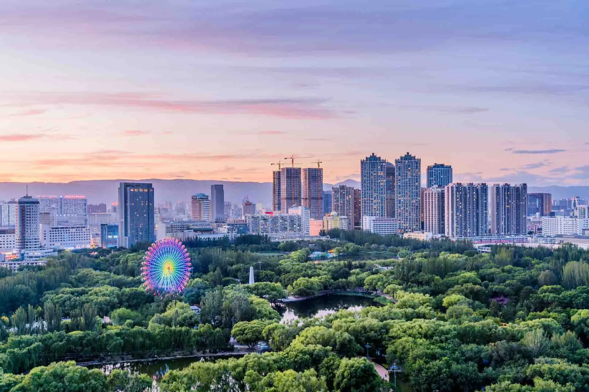 Qincheng Park i Hohhot, hovedstaden i Indre Mongoliet, med moderne skylinje i baggrunden