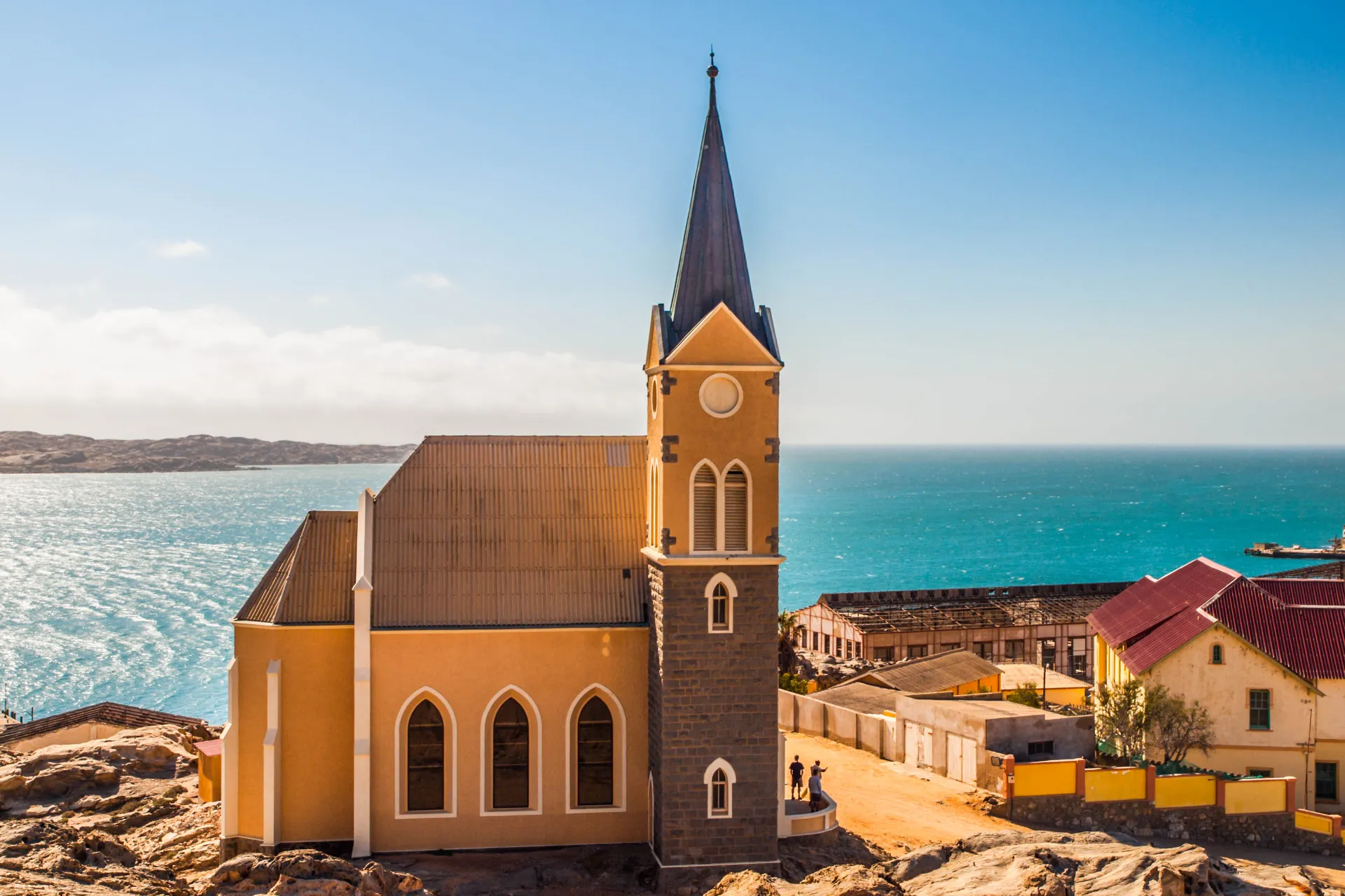 Tysk kolonikirke (Felsenkirche) med havudsigt i Lüderitz Tysk kolonikirke (Felsenkirche) med havudsigt i Lüderitz