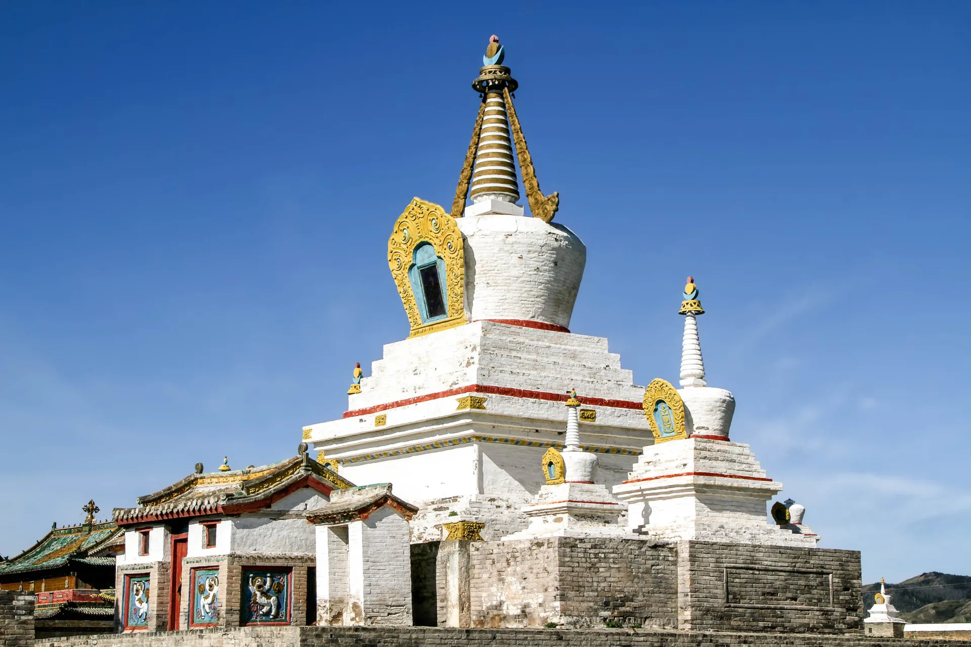 Stupa og templer ved Erdene Zuu-klostret, Mongoliets ældste buddhistiske kloster