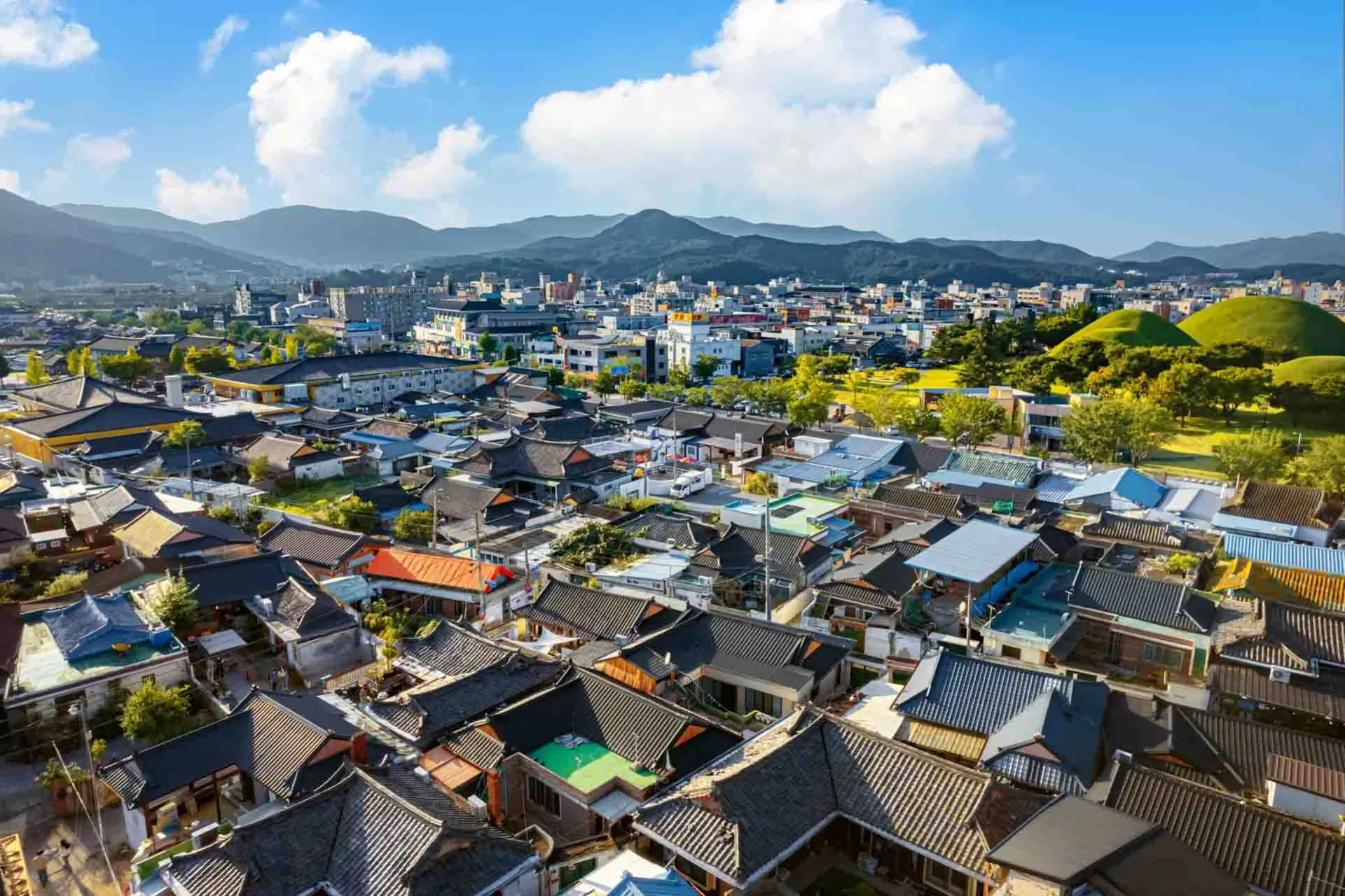 Hwangridan-gil i Gyeongju – et charmerende område, hvor traditionelle hanok-huse møder moderne caféer og butikker Hwangridan-gil i Gyeongju – et charmerende område, hvor traditionelle hanok-huse møder moderne caféer og butikker