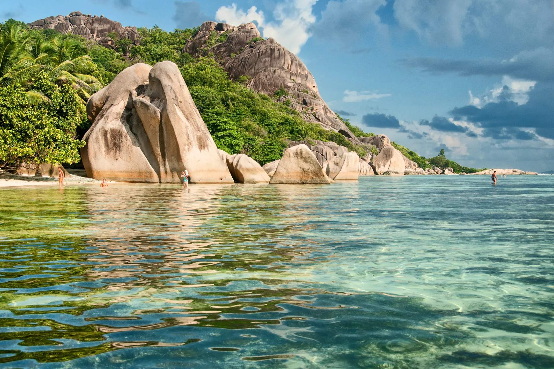 Granitklipper &amp; krystalklart vand – La Digue Island