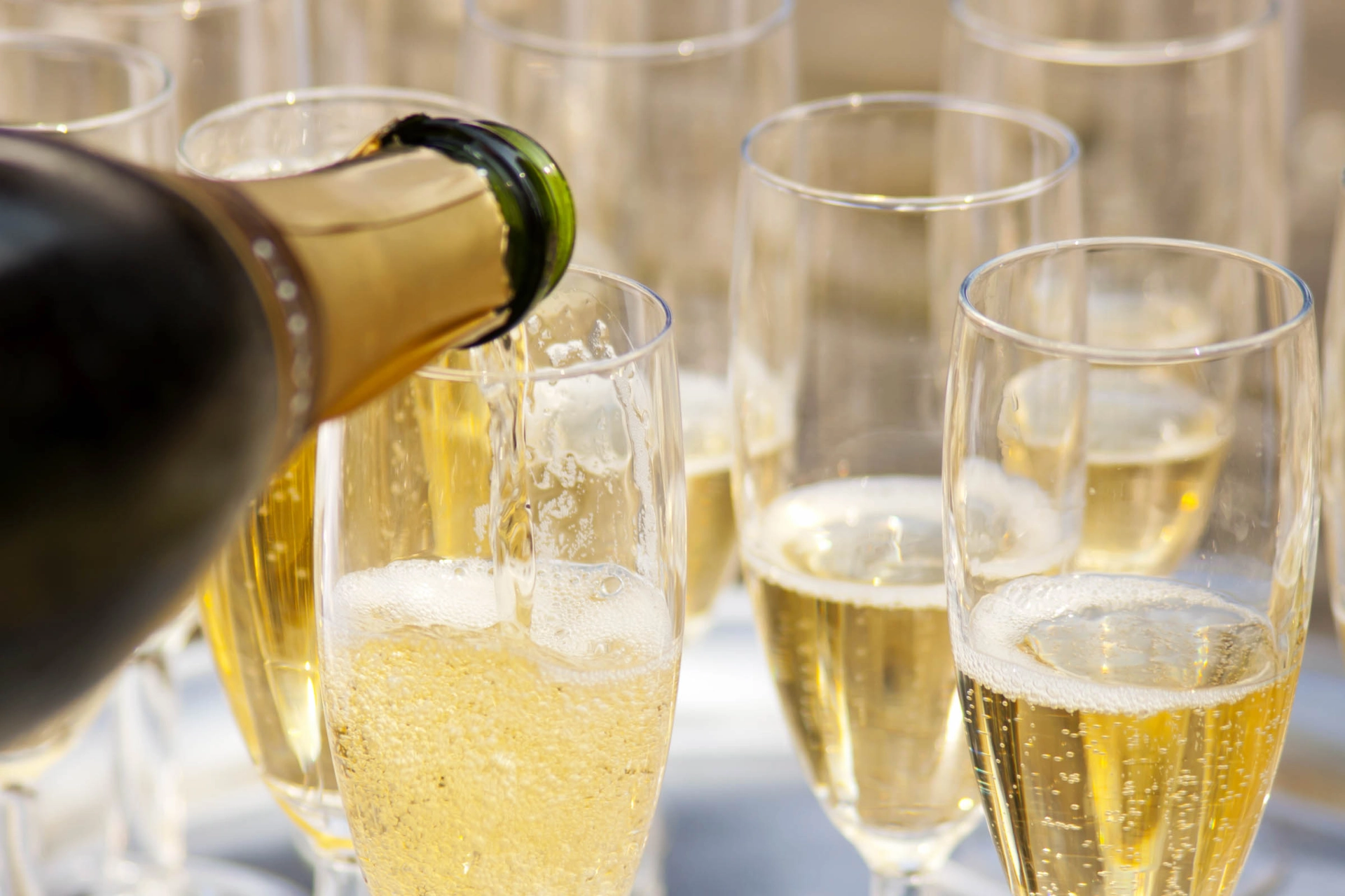 Champagnen skænkes op, og spændingen stiger
