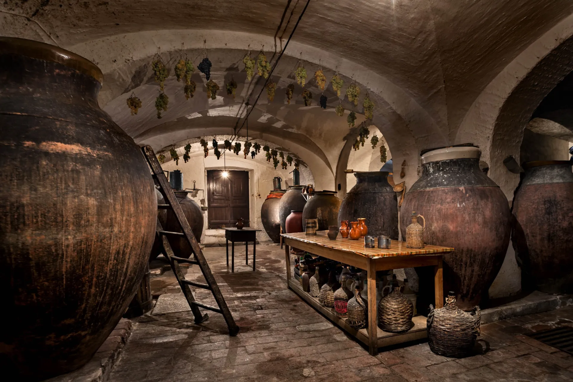 Traditionel vinkælder med lerkrukker til fremstilling af Vinho de Talha