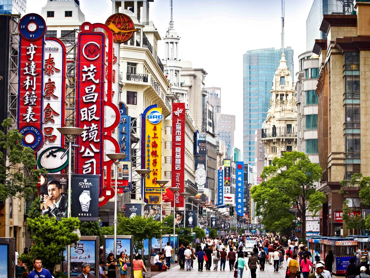 Nanjing Road i Shanghai – en af de mest berømte shoppinggader i hele Asien Nanjing Road i Shanghai – en af de mest berømte shoppinggader i hele Asien