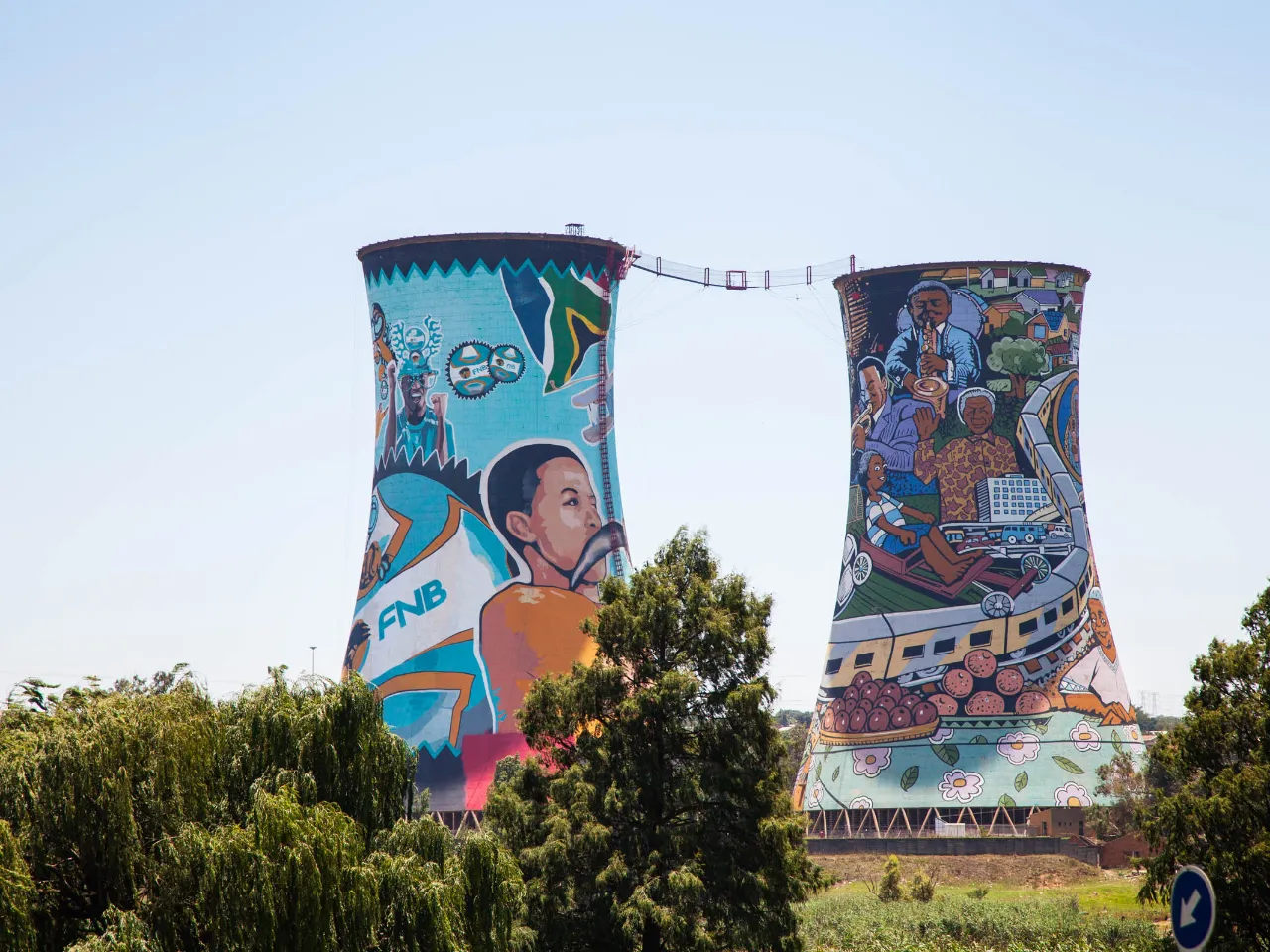 Nedlagt A-kraftværk med flot udsmykning. Der kan bungy-jumpes fra toppen