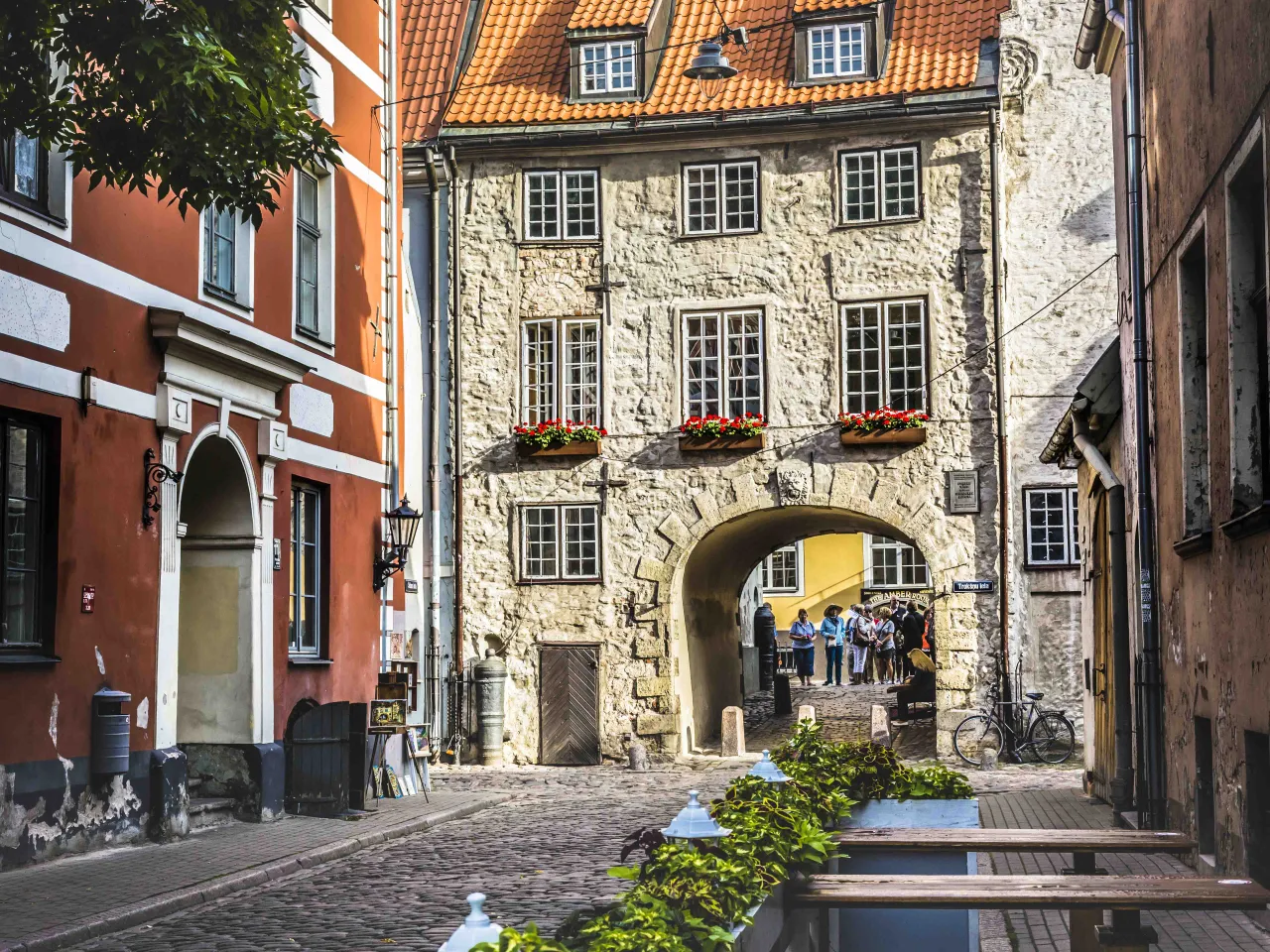 Svenskeporten (Zviedru vārti) i den gamle bydel i Riga, Letland – en historisk byport fra 1600-tallet Svenskeporten (Zviedru vārti) i den gamle bydel i Riga, Letland – en historisk byport fra 1600-tallet