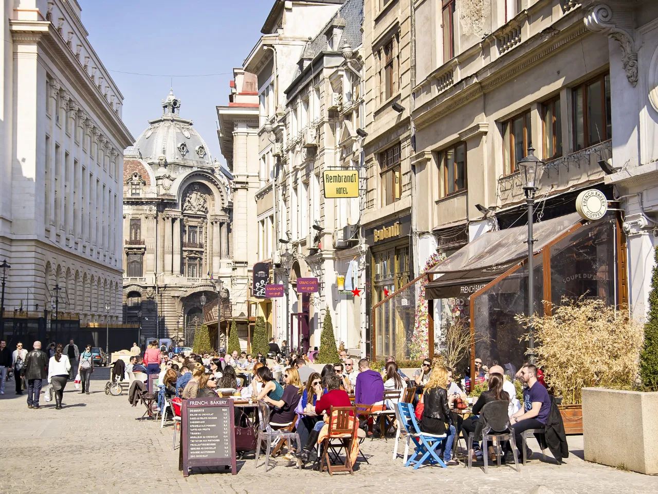 Livlig caféstemning i den gamle bydel i Sibiu