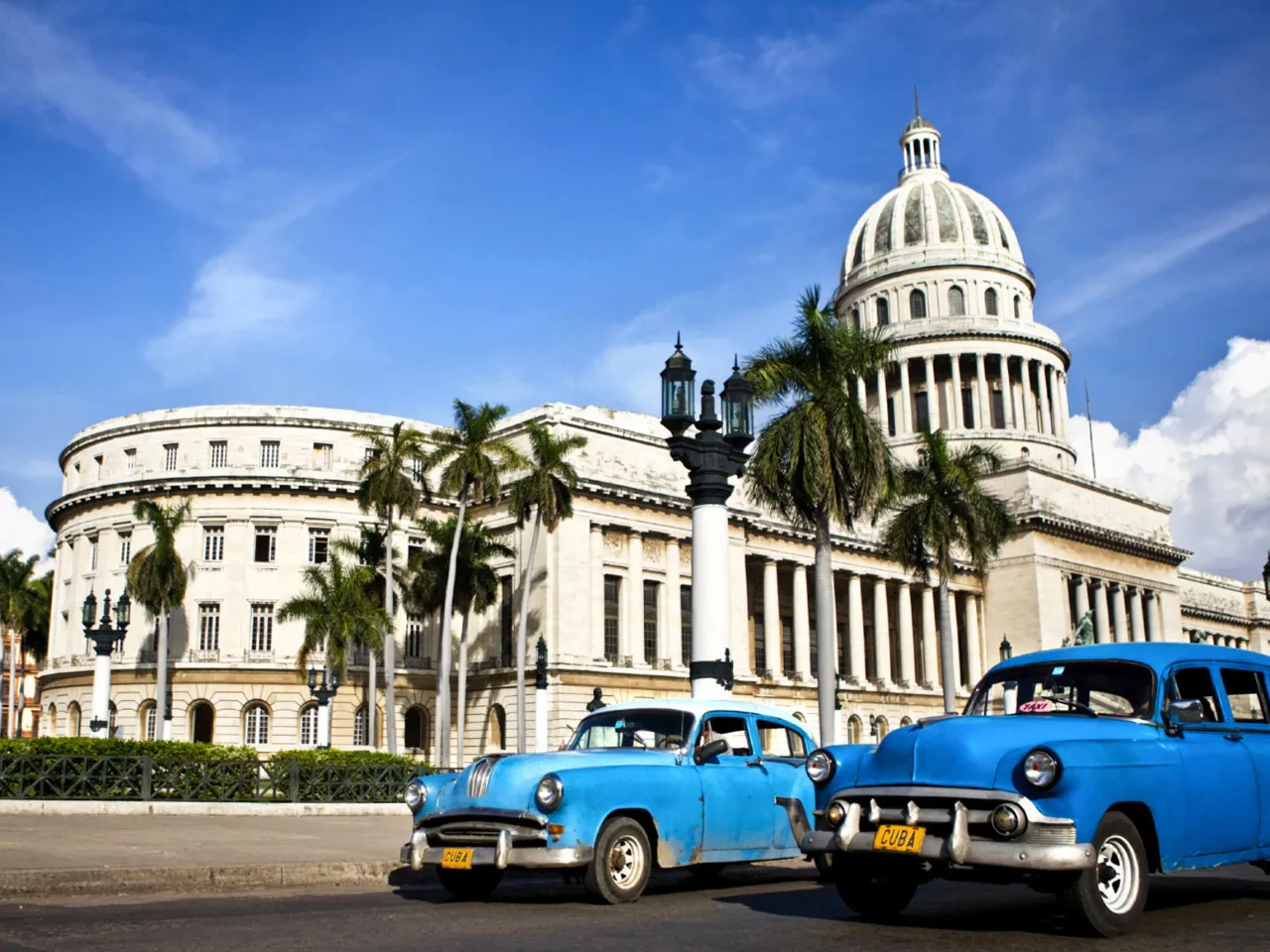 Chevrolet-biler foran El Capitolio - Cubas parlament