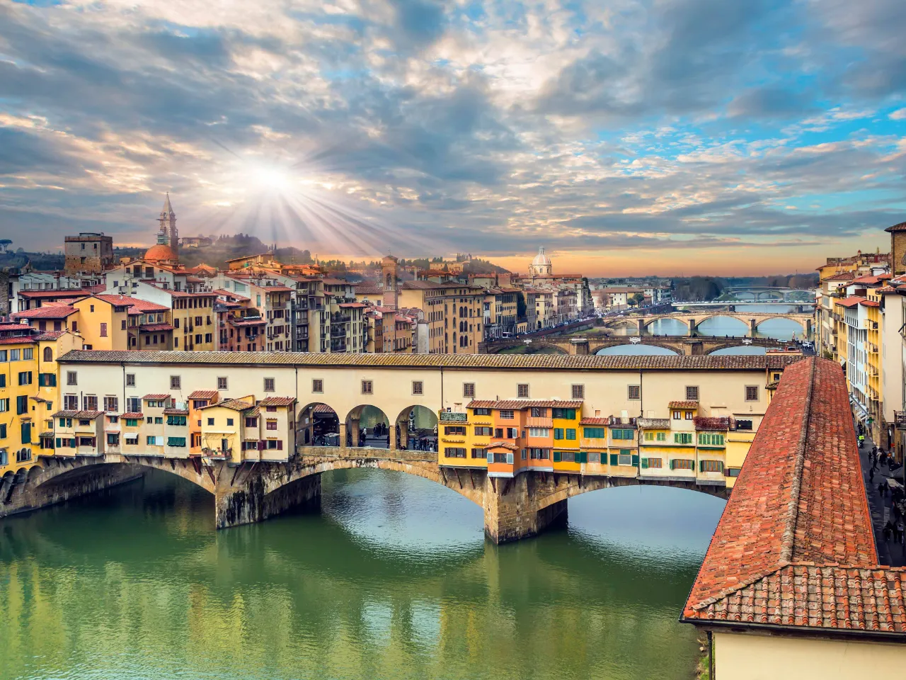 Ponte Vecchio broen over Arno-floden i Firenze
