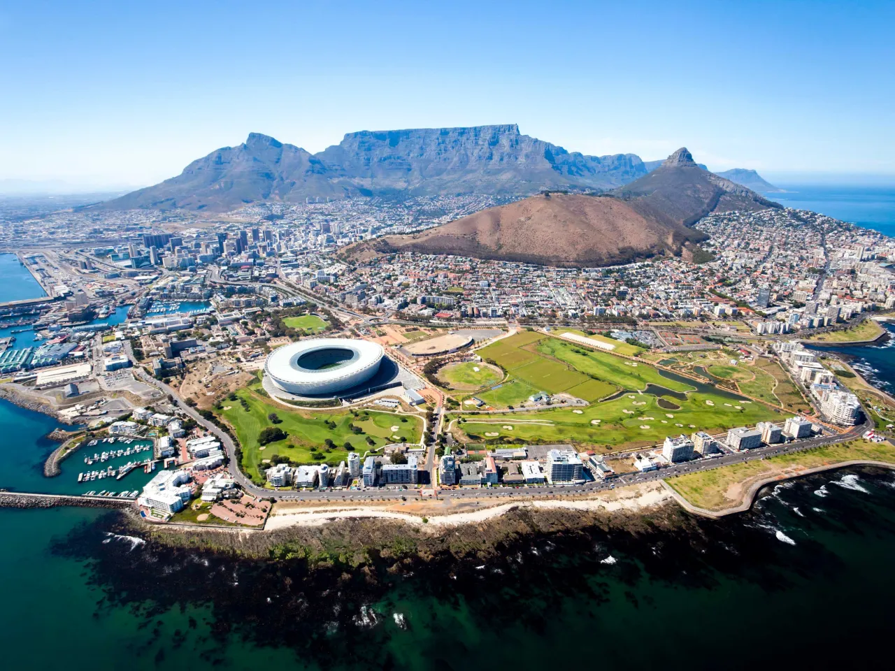 Cape Town Stadium i forgrunden og Taffelbjerget i baggrunden