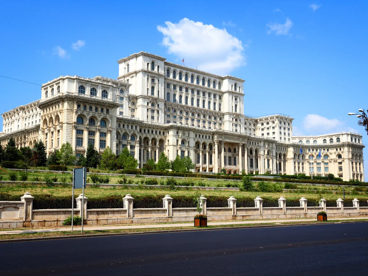Parlamentspaladset i Bukarest er en af verdens største og mest imponerende regeringsbygninger Parlamentspaladset i Bukarest er en af verdens største og mest imponerende regeringsbygninger