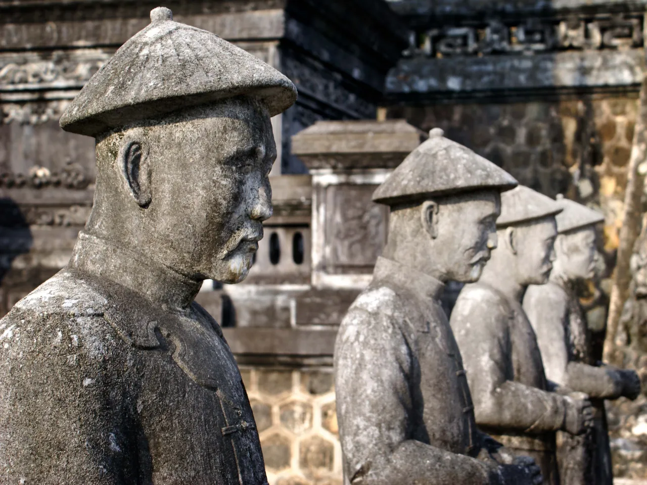 Store stenfigurer ved kejser Khai Dihns mausoleum - Hué Store stenfigurer ved kejser Khai Dihns mausoleum - Hué