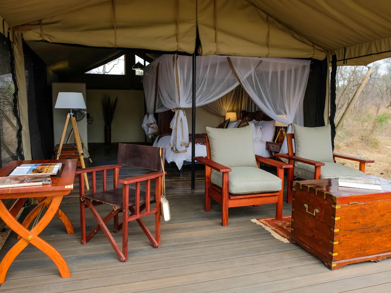 Interiør fra teltet i Mantobeni