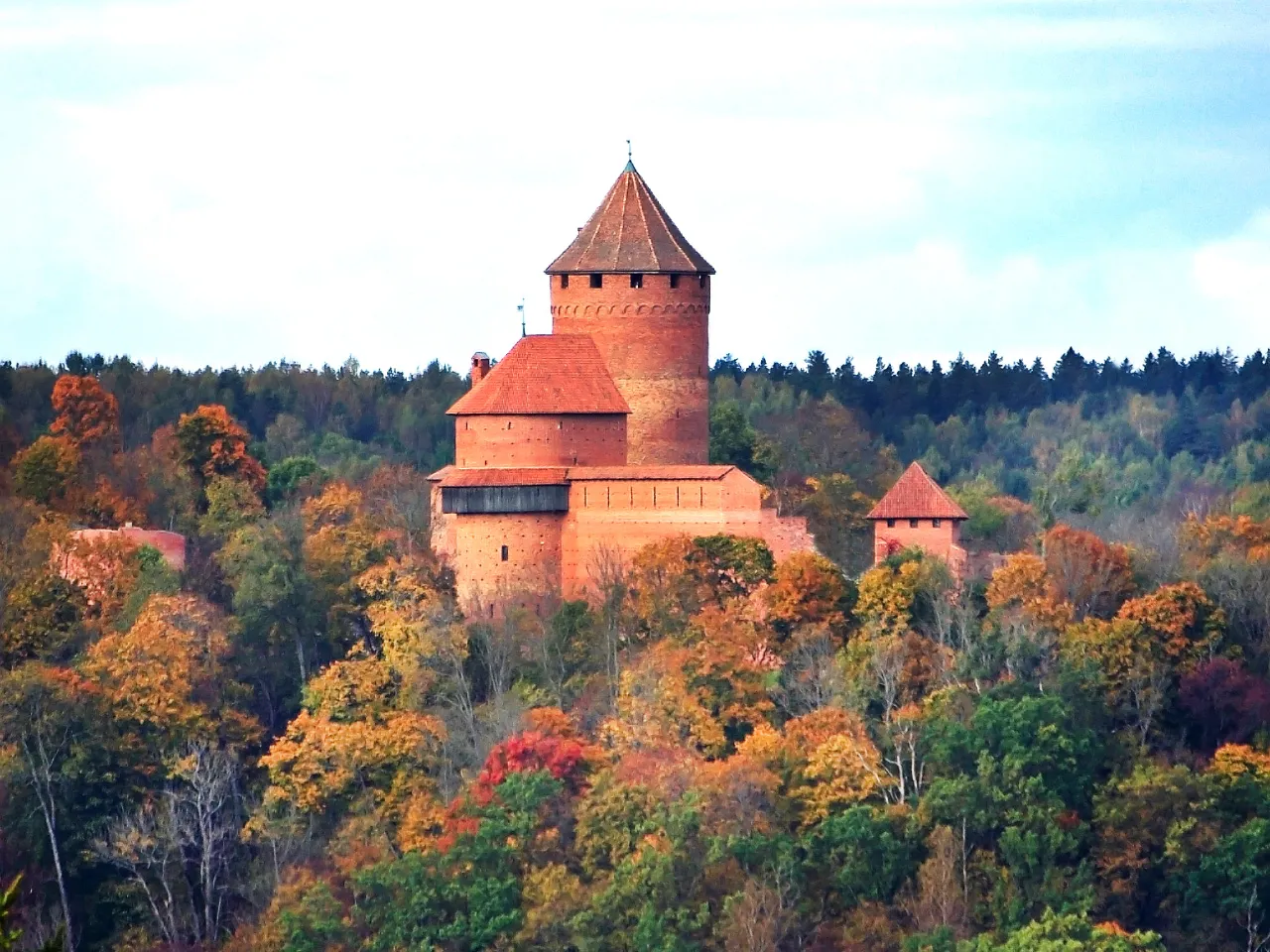 Turaida-slottet i Sigulda, Letland, omgivet af efterårsskov i Gauja Nationalpark Turaida-slottet i Sigulda, Letland, omgivet af efterårsskov i Gauja Nationalpark