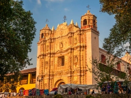 Iglesia de Santo Domingo - i latinamerikansk barokstil - med marked foran