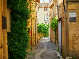Typisk gadebillede i Lourmarin