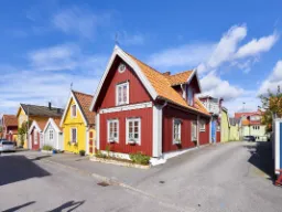 Klassiske svenske byhuse i klassiske farver Klassiske svenske byhuse i klassiske farver