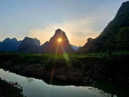 Solnedgang over bjerglandskabet i Cao Bang-provinsen Solnedgang over bjerglandskabet i Cao Bang-provinsen