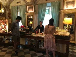 Historisk apotek med kunder og gammeldags indretning