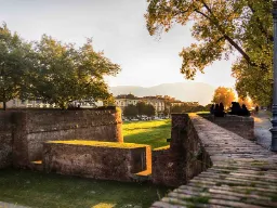 Bymurene i Lucca i aftensol