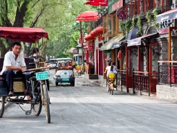 Livlig gade i Beijings Hao Hai-område