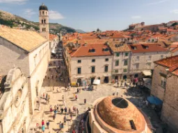 Dubrovniks gamle bydel – med de ikoniske røde tage, Stradun som pulserende hovedgade