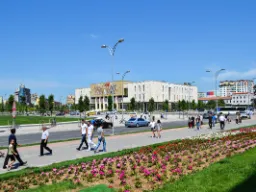 Tiranas centrale Skanderbeg-plads med det nationale historiske museum i baggrunden