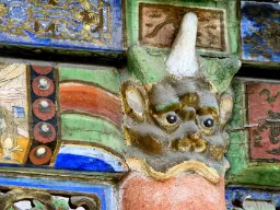 Detalje fra Choijin Lama-klostret i Ulan Bator – buddhistisk udsmykning med beskyttelsesfigur