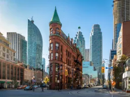 Flatiron Building i Toronto er berømt for sin trekantede form og er et ikonisk vartegn i byen, opført i 1892