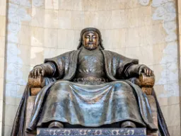 Monumental statue af Djengis Khan foran parlamentet i Ulan Bator