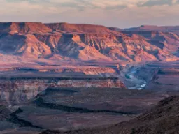 Morgenlyset farver de rå klippeformationer i Fish River Canyon i Namibia Morgenlyset farver de rå klippeformationer i Fish River Canyon i Namibia