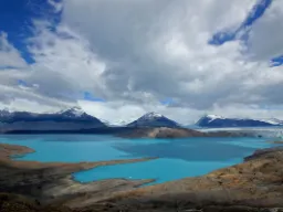 Udsigt over den turkisblå sø ved Upsala-gletsjeren i Los Glaciares Nationalpark