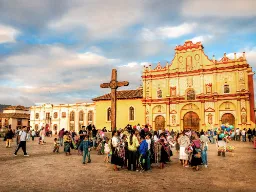 Plaza 31 de Marzo med San Cristóbal-katedralen I baggrunden Plaza 31 de Marzo med San Cristóbal-katedralen I baggrunden