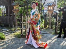 Kvinde i bryllups-kimono