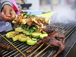 Lokale specialiteter tilberedes over grillen i Ha Giang-provinsen Lokale specialiteter tilberedes over grillen i Ha Giang-provinsen