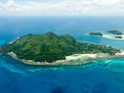 Fra oven afslører Seychellerne deres magiske landskab – frodige øer, krystalklare laguner og farverige rev