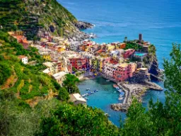 Udsigt over Vernazza med havn og farverige huse