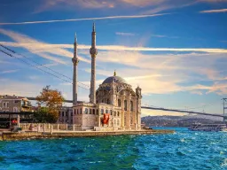Ortaköy-moskéen ved Bosporus – et poetisk møde mellem barok arkitektur og moderne broer i Istanbul