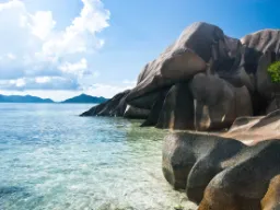 Blå himmel, turkisblåt hav og sære klipper