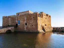 Paphos Slot har gennem tiden været brugt som både fængsel, garnison og endda som lager for salt