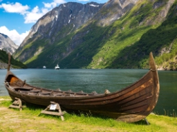Gammelt skib bygget efter vikingernes traditioner