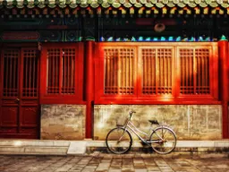 Hutonger er smalle gyder i Beijings gamle bydele - her med cykel foran en traditionel bygning